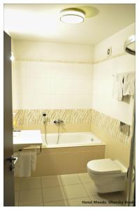 Koupelna v ubytování Hotel Monde