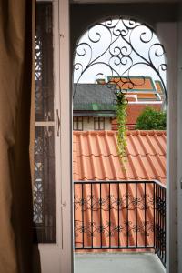 an open door with a view of a roof at Bangkok Neighborhouse - Guesthouse in Bangkok