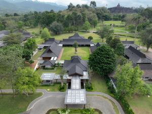 une vue aérienne d'une maison avec un jardin dans l'établissement Manohara Borobudur Cultural Center, à Borobudur