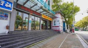 un bâtiment avec des marches devant une rue dans l'établissement City Comfort Inn Nanchang Bayi Square Metro Station Wushang, à Nanchang