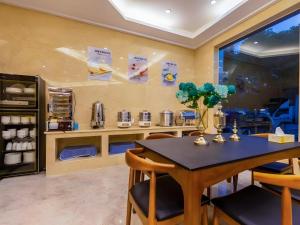 a dining room with a table and chairs at Shell Hotel Changzhou North Railway Station Global Harbor Metro Station in Changzhou