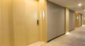 長沙市にあるEcharm Hotel Changsha Xiangya Fushanの建物内の空廊