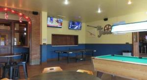 un bar con mesa de billar y mesa de ping pong en Hotel LaBonte, en Douglas