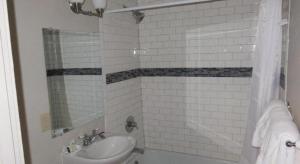 Un baño blanco con lavabo y espejo. en Hotel LaBonte, en Douglas 28 fotos más