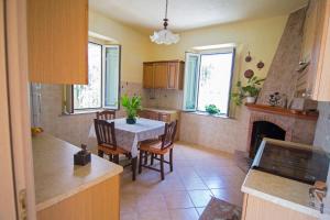 a kitchen with a table and chairs and a fireplace at B&B CASA VACANZE Benvenuti al Sud in Aiello Calabro