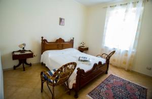 een slaapkamer met een bed en een tafel en stoelen bij B&B CASA VACANZE Benvenuti al Sud in Aiello Calabro