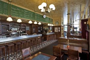 Danubius Hotel Raba酒廊或酒吧区