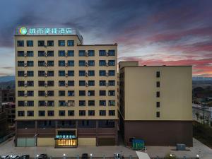 CangwuにあるCity Comfort Inn Wuzhou Xijiang Thrid Bridgeの上に看板があるホテルの建物