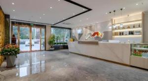 un hall d'un magasin avec un comptoir et des fleurs dans l'établissement Borrman Hotel Hefei Yaohai Wanda Linquan East Road, à Hefei