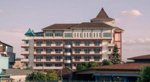 Sathani Pak ChongにあるThe Mansion Pakchongの大きなアパートメントビル