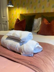 a pile of towels sitting on top of a bed at Dream Stays Bath - Kingsmead Street in Bath