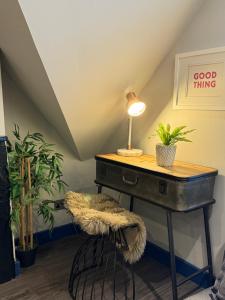 a table with a lamp on top of it in a room at Dream Stays Bath - Kingsmead Street in Bath