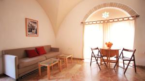 uma sala de estar com um sofá e uma mesa em The Market Courtyard - Suites Hotel em Jerusalém