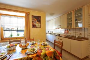 リヴィーニョにあるRododendro - Happy Rentalsの食卓付きのキッチン