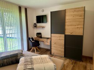 una camera da letto con un letto e una scrivania con un computer di Apart Kofler a Längenfeld