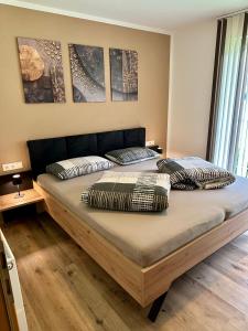 una camera da letto con un letto con due cuscini sopra di Apart Kofler a Längenfeld