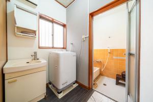 千葉市にある-Soga House-古民家の宿の洗面台とシャワー付きの小さなバスルーム +16枚の写真
