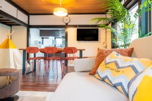 千葉市にある-Soga House-古民家の宿のソファとテーブルのあるリビングルーム