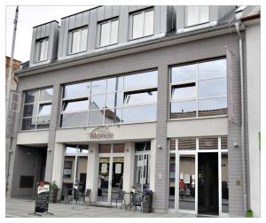 ウヘルスキー・ブロトにあるHotel Mondeの窓の多いオフィスビル