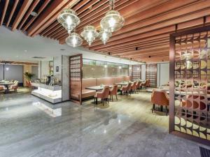 un restaurant avec une salle à manger dotée de tables et de chaises dans l'établissement Lavande Hotel Nanchong Xihua Shida, à Nanchong
