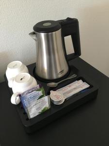 Příslušenství pro přípravu čaje a kávy v ubytování Hotel Faber