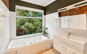 Ένα μπάνιο στο Hidden Grove +36 φωτογραφίες