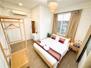 a small bedroom with a bed and a ladder at Bangkok Neighborhouse - Guesthouse in Bangkok
