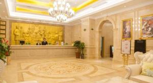 Yong'anにあるVienna Hotel Fujian Yong'an South Railway Stationの建物内のシャンデリアのある広いロビー