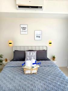 JTower Residences beside SM Jmall Mandaue في مانداوي سيتي: غرفة نوم بها سرير مع لحاف أزرق