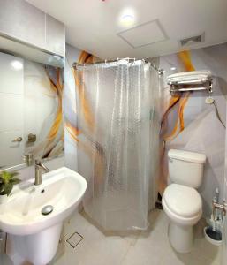 JTower Residences beside SM Jmall Mandaue في مانداوي سيتي: حمام مع مرحاض أبيض ومغسلة