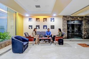 チェンナイにあるFabHotel The Royal Plaza - Koyambeduの待合室に座っている人々のグループ