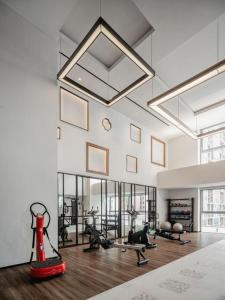 日照市にあるMumian Rizhao Hotelのジム(トレッドミル、エアロバイク付)