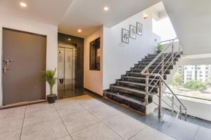 - un escalier dans une maison avec un escalier dans l'établissement FabHotel NY Townhouse, à Ahmedabad