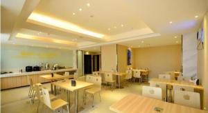 un restaurant avec des tables, des chaises et un comptoir dans l'établissement City Comfort Inn Wuhan Wangjiawan Sixin Avenue Metro Station, à Wuhan 46 autres photos