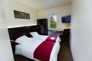 a hotel room with a bed and a desk at The Originals Access, Halt'Hotel, Clermont Agnetz in Agnetz