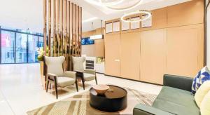 un salon avec un canapé, des chaises et une table dans l'établissement City Comfort Inn Chongqing Pengshui Yujing Jiangshan, à Pengshui