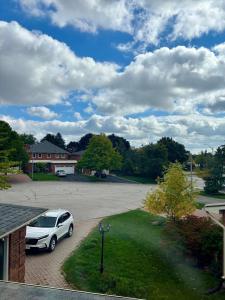 une voiture garée sur un parking dans une allée dans l'établissement Luxury, Brand-new, Specious, 2-Bedroom Apartment, à Colline De Richmond