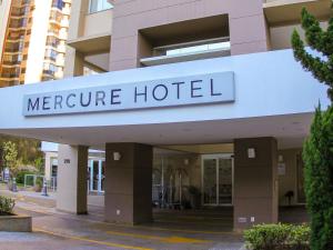 ein Schild für ein Mercure-Hotel vor einem Gebäude in der Unterkunft Mercure Sao Paulo Vila Olimpia in São Paulo