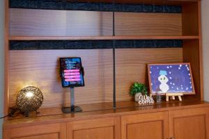 een plank met een tv en een foto erop bij KazeVillaFurano in Furano +81 foto's