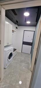 eine Küche mit Waschmaschine in der Unterkunft Studio Premium in Târgu Jiu