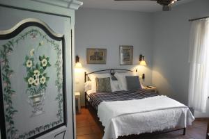 Een bed of bedden in een kamer bij L'Ancienne Auberge