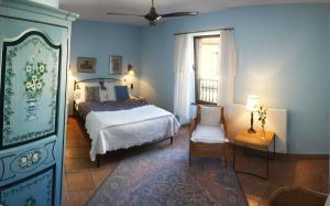 Een bed of bedden in een kamer bij L'Ancienne Auberge