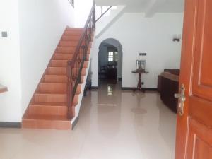 eine Treppe im Wohnzimmer mit Treppenaufgang in der Unterkunft Cinnamon Vibe Family Resort in Uragasmanhandiya + 1 Foto