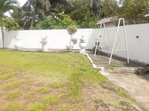 ein Garten mit einem weißen Zaun und einer Schaukel in der Unterkunft Cinnamon Vibe Family Resort in Uragasmanhandiya