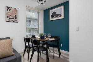 Χώρος καθιστικού στο Chic Designer Downtown Condo with 3 Beds