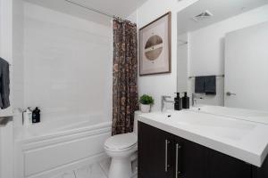 Ένα μπάνιο στο Chic Designer Downtown Condo with 3 Beds