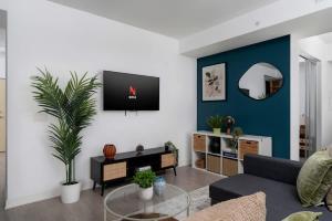 Μια τηλεόραση ή/και κέντρο ψυχαγωγίας στο Chic Designer Downtown Condo with 3 Beds +17 φωτογραφίες