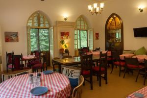 TV a/nebo společenská místnost v ubytování Casa Do Leão A 150 year Old Portuguese Home