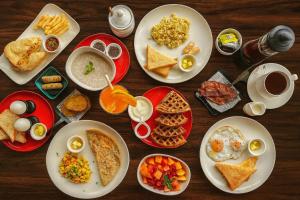 NerulにあるCasa Do Leão A 150 year Old Portuguese Homeの朝食の食べ物が載ったテーブル