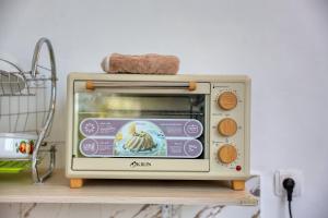 ein Toaster, der auf einem Regal steht in der Unterkunft Rostin Mesari Villa in Nusa Penida